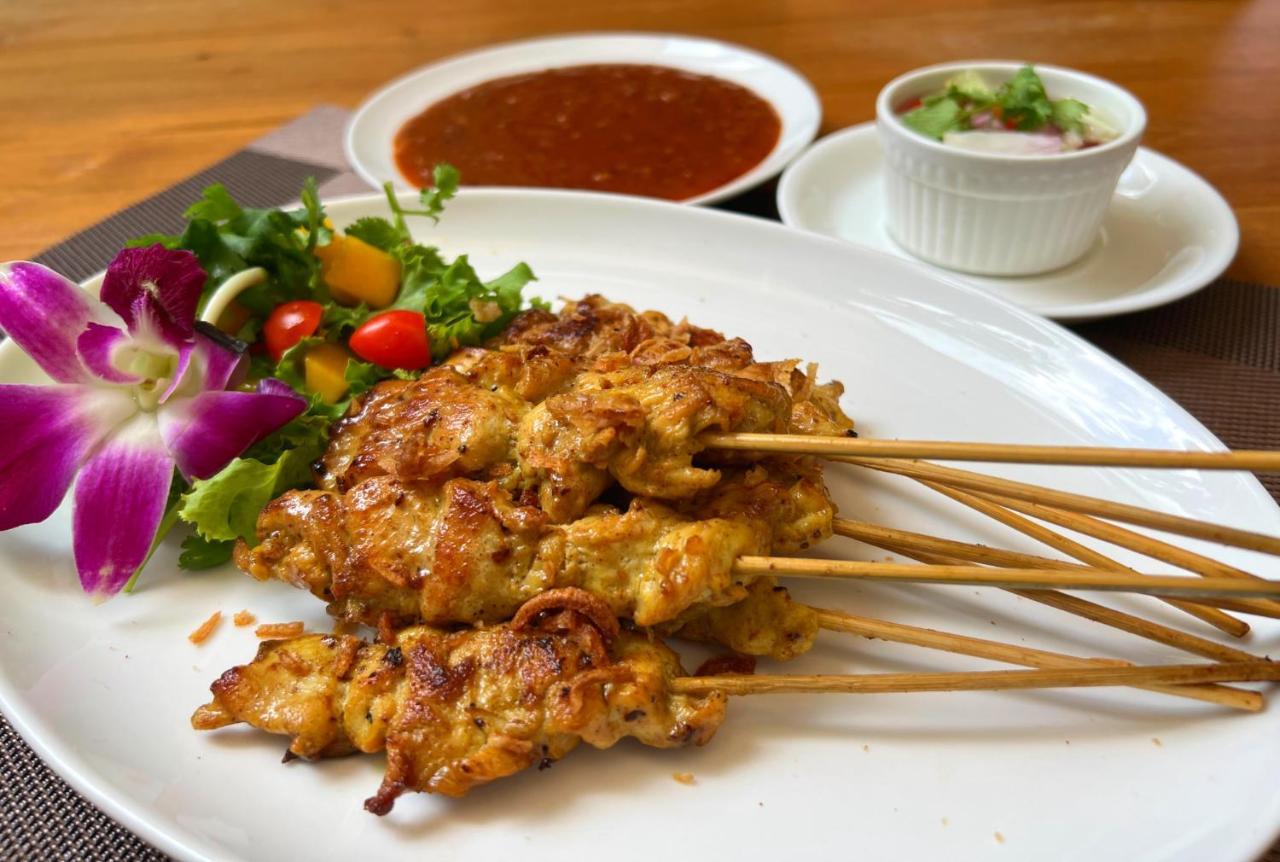 Patong Heights Otel Dış mekan fotoğraf Thai chicken sate