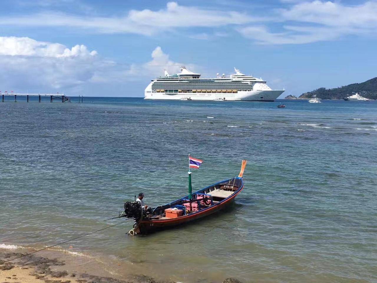 Patong Heights Otel Dış mekan fotoğraf A longtail boat in Phuket