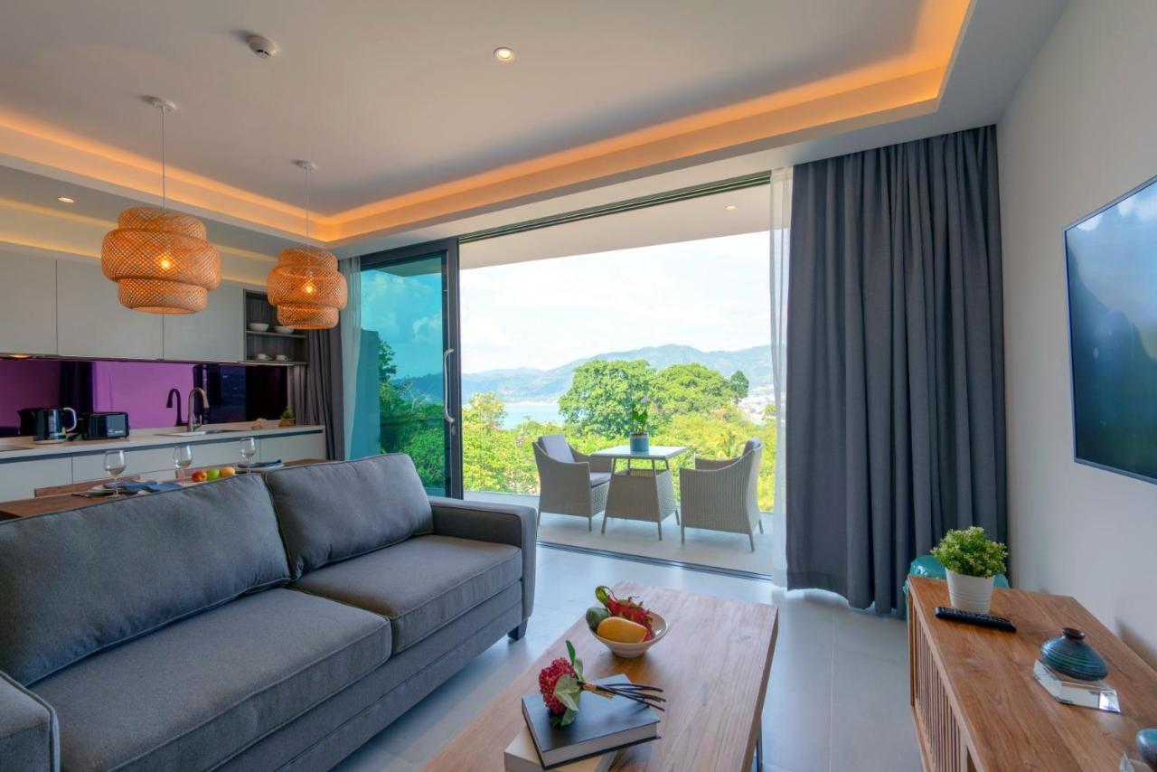 Patong Heights Otel Dış mekan fotoğraf A living room with a view of the sea
