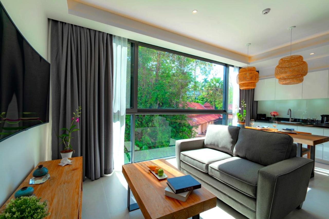 Patong Heights Otel Dış mekan fotoğraf A living room with a sofa